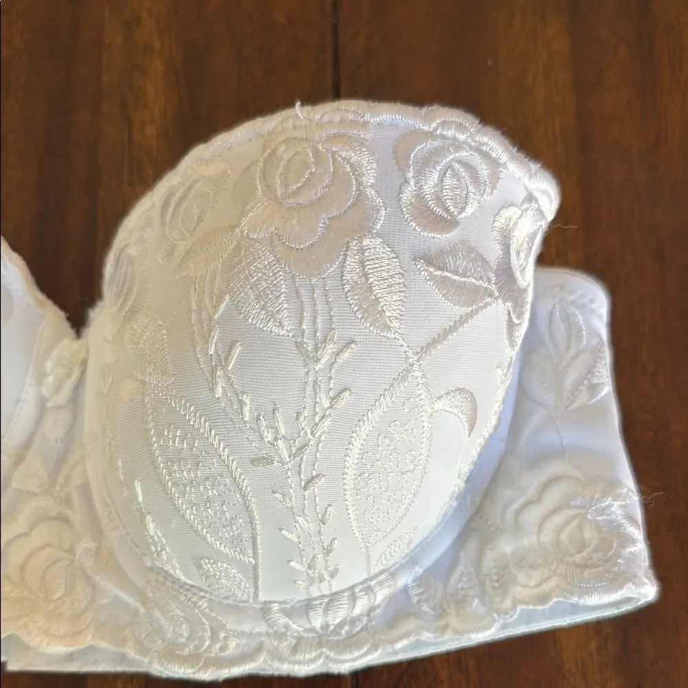 Victoria Secret Vintage Elegant White Lace Strapless Bra